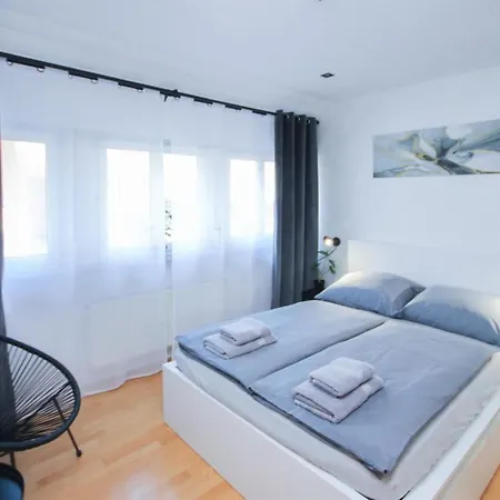 Apartment Alfa 3zi-maisonette 6 Personen Zuffenhausen Nahe Porsche & Bosch L Wifi & Smarttv I 3br 4 Beds I Kitchen I Bathroom & Wc Stuttgart